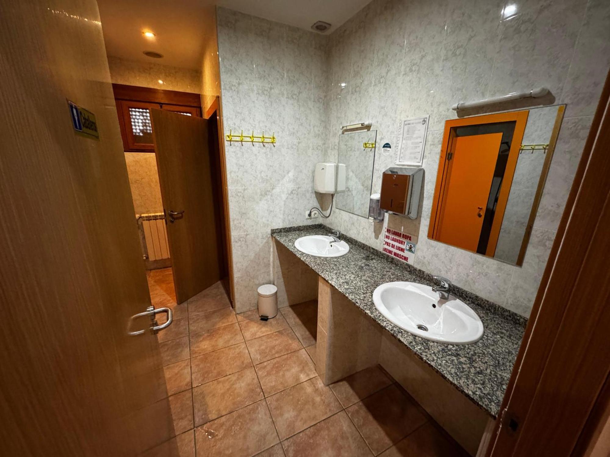 Albergue De Peregrino Cruz De Fierro Foncebadon Zewnętrze zdjęcie